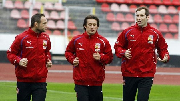 Jan Polák (vlevo), Tomáš Rosický (uprostřed) a Petr Čech na tréninku národního týmu. Jan Polák (vlevo), Tomáš Rosický (uprostřed) a Petr Čech na tréninku národního týmu.