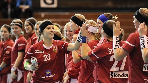 Adéla Bočanová (vepředu) si ve druhém přípravném utkání se Slovenskem připsala dvě asistence. Adéla Bočanová (vepředu) si ve druhém přípravném utkání se Slovenskem připsala dvě asistence.