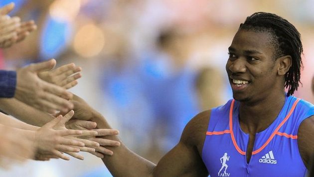 Jamajský sprinter Yohan Blake se raduje společně s fanoušky z vítězné stovky na mítinku v Lucernu. Jamajský sprinter Yohan Blake se raduje společně s fanoušky z vítězné stovky na mítinku v Lucernu.