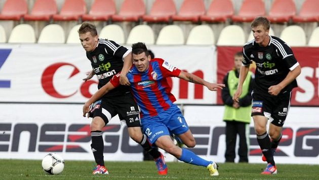 Příbramský Jiří Mareš v souboji s plzeňským Michalem Ďurišem. Příbramský Jiří Mareš v souboji s plzeňským Michalem Ďurišem.