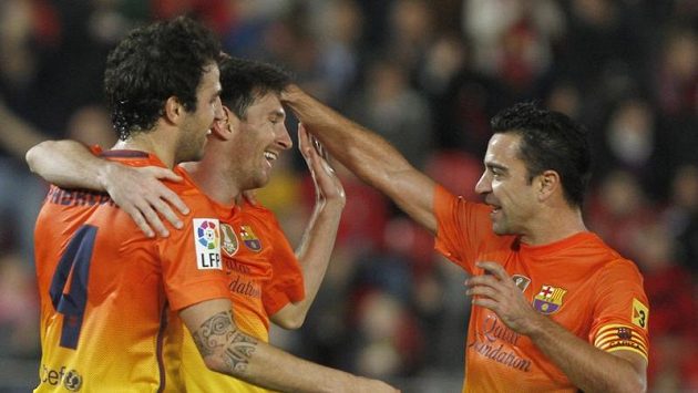 Cesc Fábregas (vlevo) bude svému týmu pár týdnů chybět. Cesc Fábregas (vlevo) bude svému týmu pár týdnů chybět.