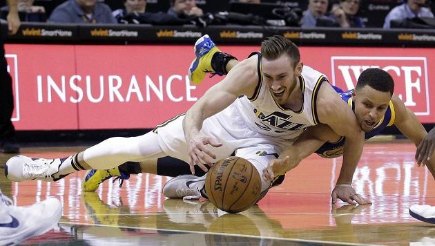 Basketbalista Utahu Gordon Hayward (vlevo) a Stephen Curry z Golden State v průběhu prodloužení. Basketbalista Utahu Gordon Hayward (vlevo) a Stephen Curry z Golden State v průběhu prodloužení.