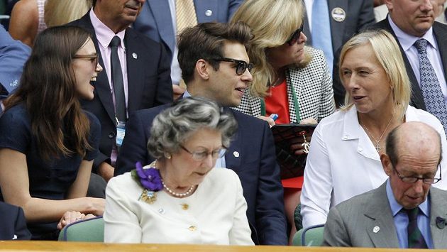 Finále Wimbledonu sledovaly i Martina Navrátilová (vpravo) nebo herečka Keira Knightley (zcela vlevo). Finále Wimbledonu sledovaly i Martina Navrátilová (vpravo) nebo herečka Keira Knightley (zcela vlevo).