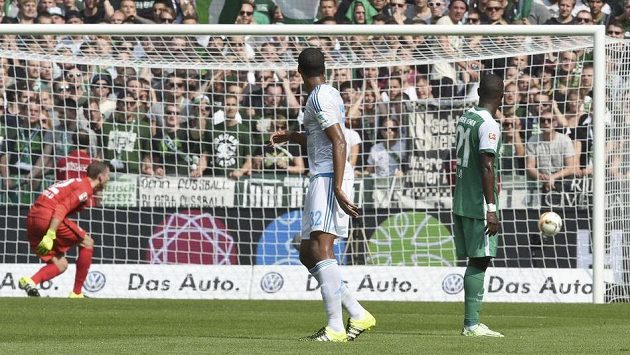 Nešťastný okamžik. Theodor Gebre Selassie (není na snímku) z Brém si dal vlastní gól v utkání se Schalke. Přihlížejí Joel Matip (32) ze Schalke a brémský Anthony Ujah (21). Nešťastný okamžik. Theodor Gebre Selassie (není na snímku) z Brém si dal vlastní gól v utkání se Schalke. Přihlížejí Joel Matip (32) ze Schalke a brémský Anthony Ujah (21).