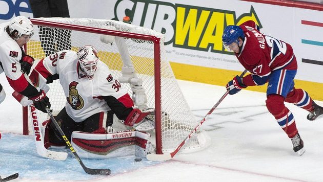 Andrew Hammond v bráně Ottawy čelí ataku montrealského Alexe Galchenyuka v úvodním utkání prvního kola play off NHL. Andrew Hammond v bráně Ottawy čelí ataku montrealského Alexe Galchenyuka v úvodním utkání prvního kola play off NHL.