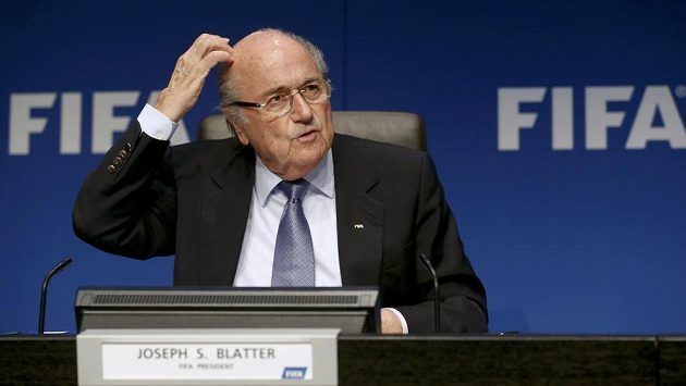 Prezident FIFA Sepp Blatter se snaží zajistit si volební hlasy federací COCACAF. Prezident FIFA Sepp Blatter se snaží zajistit si volební hlasy federací COCACAF.