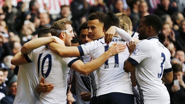Fotbalisté Tottenhamu se radují z gólu, který vstřelila největší hvězda týmu Harry Kane (druhý zleva). Fotbalisté Tottenhamu se radují z gólu, který vstřelila největší hvězda týmu Harry Kane (druhý zleva).