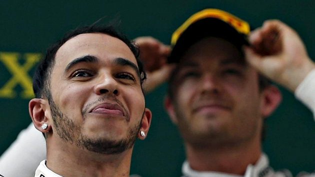 Po šanghajské Velké ceně došlo mezi piloty Mercedesu k dalšímu sporu. Vítěz závodu Hamilton v popředí. Po šanghajské Velké ceně došlo mezi piloty Mercedesu k dalšímu sporu. Vítěz závodu Hamilton v popředí.