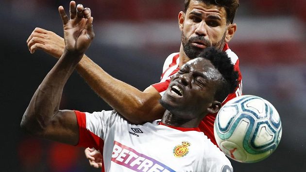 Diego Costa (vzadu) z Atlética Madrid a Iddrisu Baba z Realu Mallorca. Diego Costa (vzadu) z Atlética Madrid a Iddrisu Baba z Realu Mallorca.