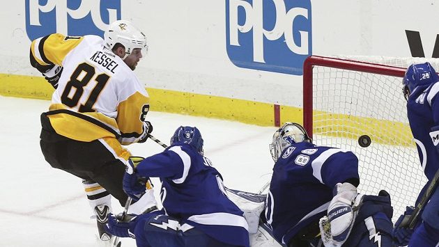 Phil Kessel (81) z Pittsburghu střílí gól v zápase s Tampou Bay. Phil Kessel (81) z Pittsburghu střílí gól v zápase s Tampou Bay.