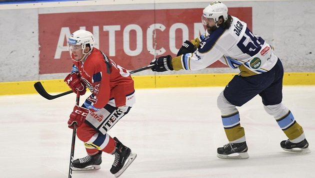 Jaromír Jágr stíhá Jana Mandáta z Pardubic. Jaromír Jágr stíhá Jana Mandáta z Pardubic.