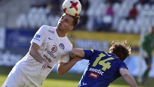 Vlastimil Daníček ze Slovácka odvrací míč před jihlavským útočníkem Michaelem Rabušicem. Vlastimil Daníček ze Slovácka odvrací míč před jihlavským útočníkem Michaelem Rabušicem.