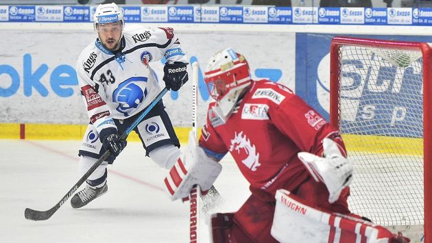 Útočník Jan Kovář z Plzně a brankář Třince Šimon Hrubec Útočník Jan Kovář z Plzně a brankář Třince Šimon Hrubec