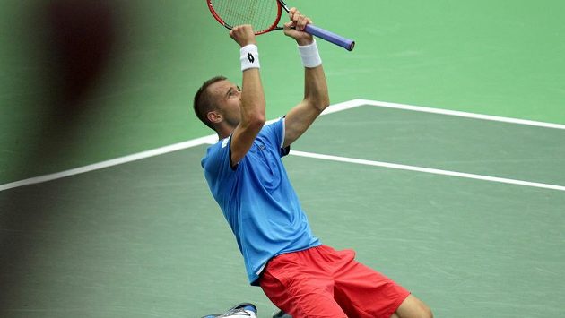 Lukáš Rosol se raduje z vítězství nad Francouzem Jo-Wilfriedem Tsongou ve čtvrtfinále Davisova poháru. Lukáš Rosol se raduje z vítězství nad Francouzem Jo-Wilfriedem Tsongou ve čtvrtfinále Davisova poháru.