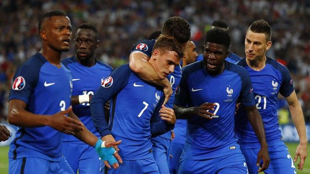 Francouzi se radují společně se střelcem Antoinem Griezmannem (třetí zleva) z branky proti Německu. Francouzi se radují společně se střelcem Antoinem Griezmannem (třetí zleva) z branky proti Německu.