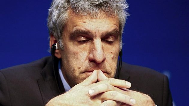 Walter de Gregorio po nemístném žertu odstoupil z pozice mluvčího FIFA. Walter de Gregorio po nemístném žertu odstoupil z pozice mluvčího FIFA.