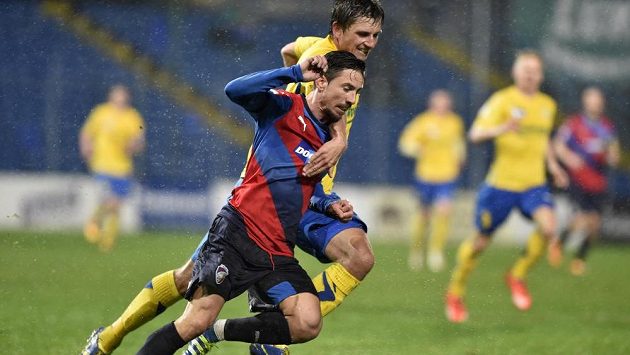 Plzeňského záložníka Milana Petrželu (vpředu) brání Lukáš Motal ze Zlína. Plzeňského záložníka Milana Petrželu (vpředu) brání Lukáš Motal ze Zlína.
