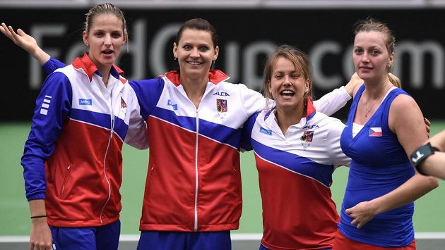 Barbora Strýcová (druhá zprava) na snímku s dalšími českými tenistkami Karolínou Plíškovou, Lucií Šafářovou a Petrou Kvitovou. Barbora Strýcová (druhá zprava) na snímku s dalšími českými tenistkami Karolínou Plíškovou, Lucií Šafářovou a Petrou Kvitovou.