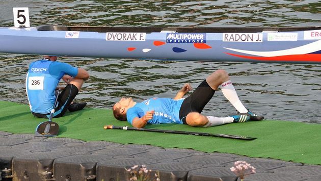Nejtěžší semifinále v kariéře. Jaroslav Radoň odpočívá na mole po vyčerpávajícím semifinálovém závodě na 1000 metrů na mistrovství světa v německém Duisburgu. Vedle něj sedí Filip Dvořák (vlevo). Nejtěžší semifinále v kariéře. Jaroslav Radoň odpočívá na mole po vyčerpávajícím semifinálovém závodě na 1000 metrů na mistrovství světa v německém Duisburgu. Vedle něj sedí Filip Dvořák (vlevo).