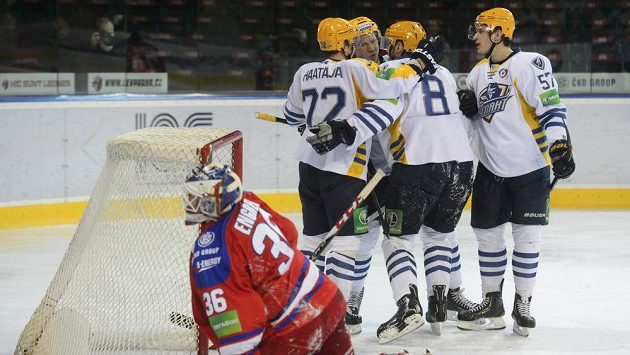 Hokejisté Atlantu Mytišči se radují z branky, kterou vstřelili brankáři Lva Praha Atte Engrenovi. Hokejisté Atlantu Mytišči se radují z branky, kterou vstřelili brankáři Lva Praha Atte Engrenovi.