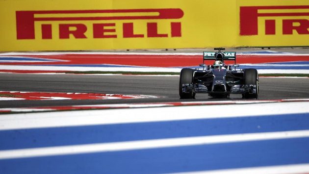 Pilot Mercedesu Lewis Hamilton při tréninku na okruhu v Austinu. Pilot Mercedesu Lewis Hamilton při tréninku na okruhu v Austinu.