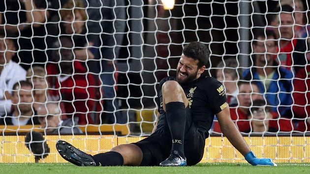 Brankář Liverpoolu Alisson Becker v momentě, kdy si poranil lýtko Brankář Liverpoolu Alisson Becker v momentě, kdy si poranil lýtko