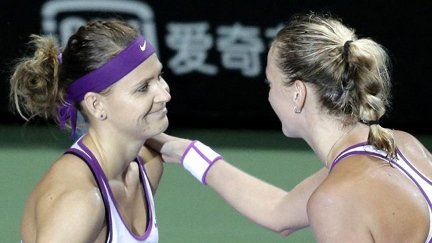 Lucie Šafářová (vlevo) pomohla Petře Kvitové do semifinále Turnaje mistryň a má u ní slíbené pivo. Lucie Šafářová (vlevo) pomohla Petře Kvitové do semifinále Turnaje mistryň a má u ní slíbené pivo.