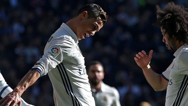 Cristiano Ronaldo z Realu Madrid oslavuje svoji trefu proti Granadě. Cristiano Ronaldo z Realu Madrid oslavuje svoji trefu proti Granadě.