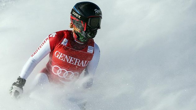 Švýcarská lyžařka Lara Gutová brzdí v cíli super-G v Lake Louise. Švýcarská lyžařka Lara Gutová brzdí v cíli super-G v Lake Louise.