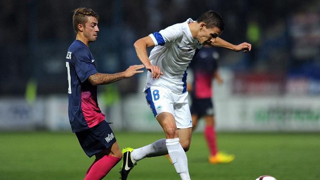 Liberecký záložník David Pavelka (vpravo) a Marco Schönbächer z Curychu. Liberecký záložník David Pavelka (vpravo) a Marco Schönbächer z Curychu.