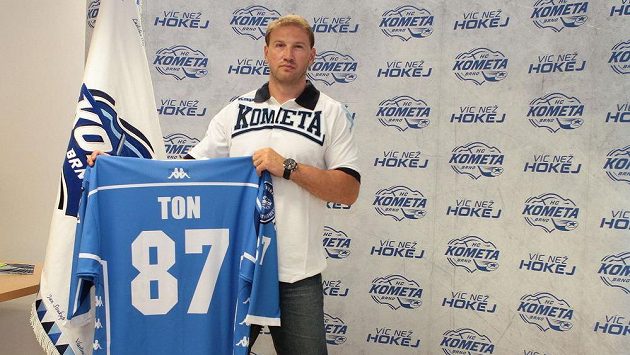 Nejproduktivnější hráč uplynulého ročníku hokejové extraligy Petr Ton bude v nadcházející sezóně hrát za Kometu Brno. Nejproduktivnější hráč uplynulého ročníku hokejové extraligy Petr Ton bude v nadcházející sezóně hrát za Kometu Brno.