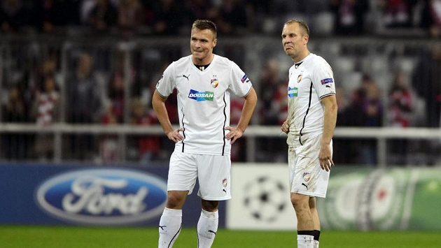 Fotbalisté Plzně Stanislav Tecl (vlevo) a Daniel Kolář po konci zápasu s Bayernem Mnichov. Fotbalisté Plzně Stanislav Tecl (vlevo) a Daniel Kolář po konci zápasu s Bayernem Mnichov.
