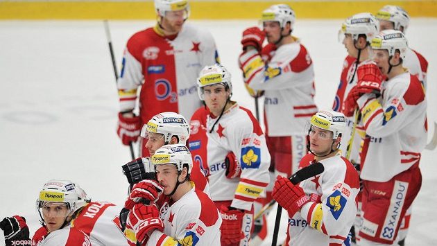 Zklamaní hokejisté Slavie po porážce v Mladé Boleslavi Zklamaní hokejisté Slavie po porážce v Mladé Boleslavi