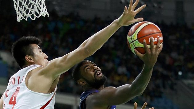 Kyrie Irving se snaží prosadit pod čínským košem. Kyrie Irving se snaží prosadit pod čínským košem.