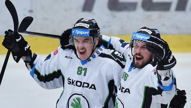 Mladoboleslavští útočníci Zdeněk Kubica (vlevo) a Radim Hruška slaví gól v síti Litvínova. Mladoboleslavští útočníci Zdeněk Kubica (vlevo) a Radim Hruška slaví gól v síti Litvínova.