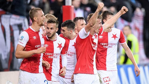 Jakub Jugas ze Slavie se spoluhráči oslavuje gól na 3:1 během utkání s Karvinou. Jakub Jugas ze Slavie se spoluhráči oslavuje gól na 3:1 během utkání s Karvinou.
