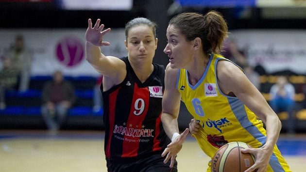 Laialu Palauovou z USK (vpravo) brání Nika Baričová ze Spartaku. Laialu Palauovou z USK (vpravo) brání Nika Baričová ze Spartaku.