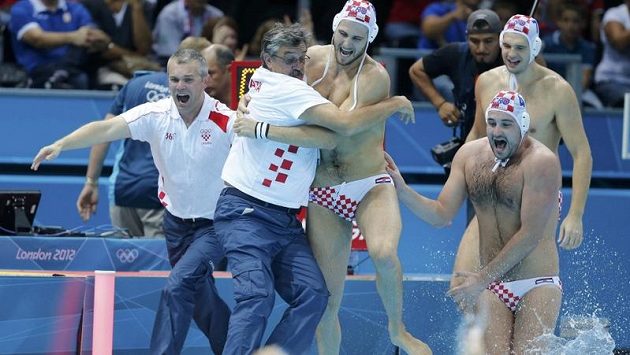 Zlatá radost. Vodní pólisté Chorvatska se vrhají do bazénu po triumfu ve finále olympijského turnaje nad Itálií. Zlatá radost. Vodní pólisté Chorvatska se vrhají do bazénu po triumfu ve finále olympijského turnaje nad Itálií.