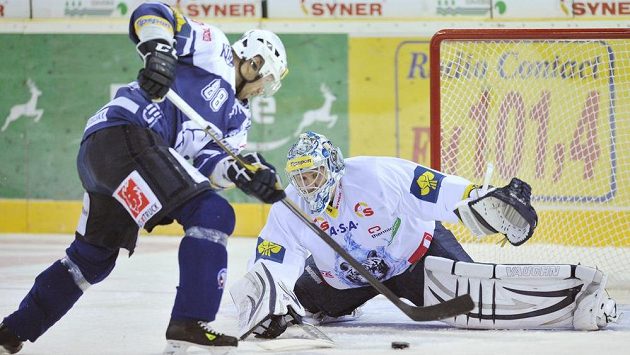 Plzeňský útočník Václav Pletka poprvé překonává libereckého brankáře Jána Lašáka. Plzeňský útočník Václav Pletka poprvé překonává libereckého brankáře Jána Lašáka.