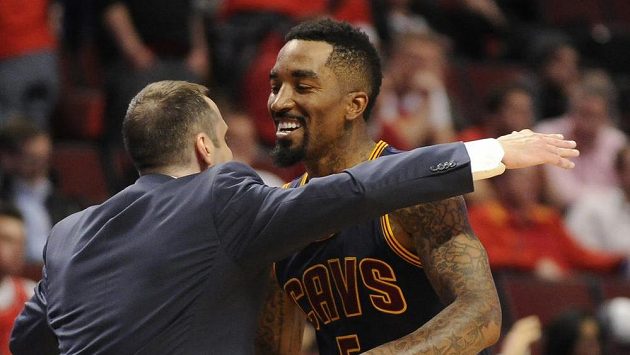 Trenér Clevelandu David Blatt (vlevo) se objímá s J.R. Smithem po vítězství nad Chicagem v šestém zápase. Trenér Clevelandu David Blatt (vlevo) se objímá s J.R. Smithem po vítězství nad Chicagem v šestém zápase.