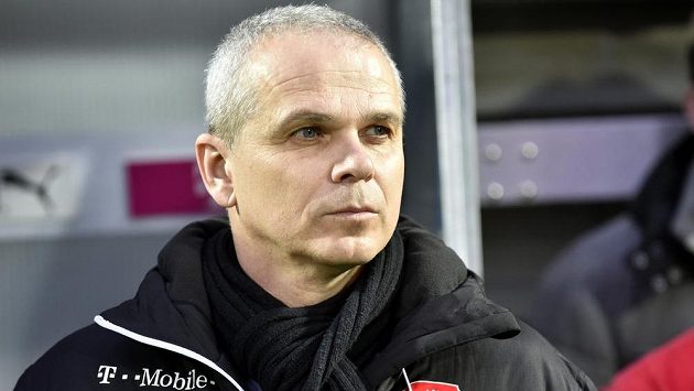 Trenér fotbalistů do 21 let Vítězslav Lavička. Trenér fotbalistů do 21 let Vítězslav Lavička.