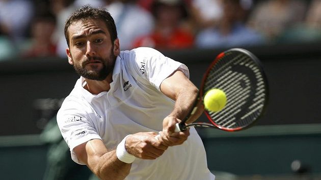 Chorvat Marin Čilič vrací míček na stranu Rogera Federera. Chorvat Marin Čilič vrací míček na stranu Rogera Federera.