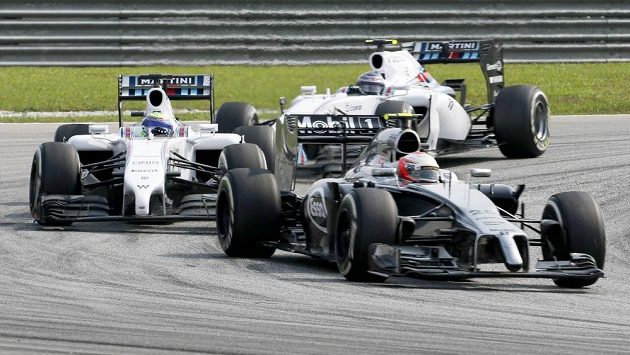 Dán Kevin Magnussen z McLarenu (vpravo) před dvěma vozy stáje Williams Felipe Massou z Brazílie (vlevo) a Valtterim Bottasem z Finska. Dán Kevin Magnussen z McLarenu (vpravo) před dvěma vozy stáje Williams Felipe Massou z Brazílie (vlevo) a Valtterim Bottasem z Finska.