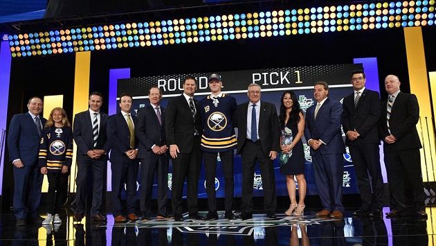 Buffalo si vybralo švédského obránce Rasmuse Dahlina podle očekávání jako jedničku draftu. Buffalo si vybralo švédského obránce Rasmuse Dahlina podle očekávání jako jedničku draftu.