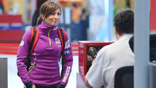 Eva Vrabcová-Nývltová při odletu do Švédska. Eva Vrabcová-Nývltová při odletu do Švédska.