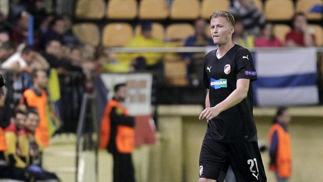 Vyloučený Václav Procházka odchází z hřiště Villarrealu. Vyloučený Václav Procházka odchází z hřiště Villarrealu.