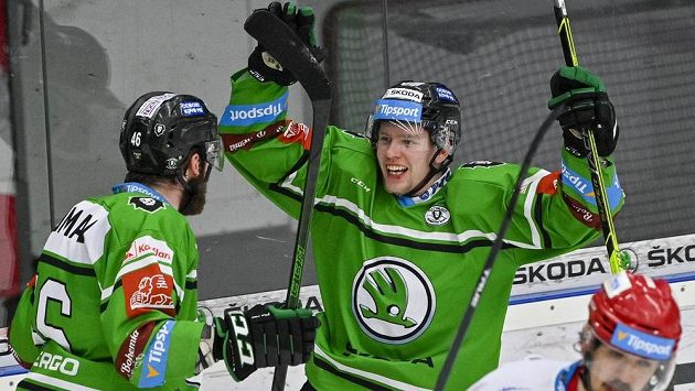 Střelec druhého gólu Mladé Boleslavi Pavel Kousal (vpravo) se raduje se spoluhráčem Ondřejem Najmanem. Střelec druhého gólu Mladé Boleslavi Pavel Kousal (vpravo) se raduje se spoluhráčem Ondřejem Najmanem.