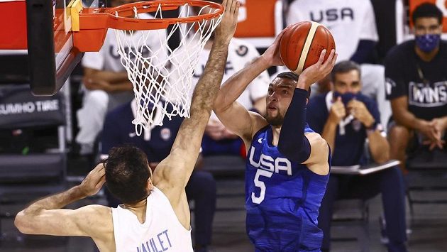 Zach LaVine z USA střílí na koš, v pozici bránícího hráče Argentinec Juan Pablo Vaulet. Zach LaVine z USA střílí na koš, v pozici bránícího hráče Argentinec Juan Pablo Vaulet.