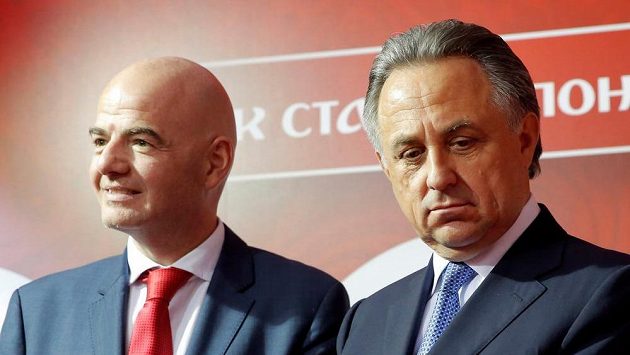 Ruský ministr sportu Vitalij Mutko (vpravo) a šéf FIFA Gianni Infantino. Ilustrační snímek. Ruský ministr sportu Vitalij Mutko (vpravo) a šéf FIFA Gianni Infantino. Ilustrační snímek.