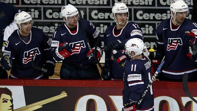 Hokejisté USA slaví gól Stephena Gionty (11) proti Německu. Hokejisté USA slaví gól Stephena Gionty (11) proti Německu.